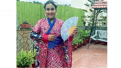 जपानी भाषा शिकणारी निर्झरी चिंचाळकर जपानी वेशभूषेत.