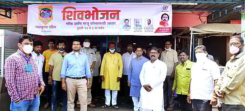 उमरगा : शिवभोजन थाळी उपक्रमाचा प्रारंभ करताना विठ्ठल उदमले, ज्ञानराज चौगुले, संजय पवार, किरण गायकवाड, प्रकाश पाटील, बाबूराव शहापुरे आदी. 