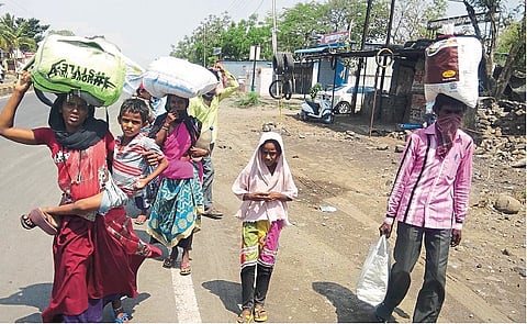 उमरगा : पायपीट करीत निघालेले कर्नाटकातील नागरिक. 