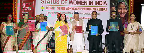 नागपूर : दृष्टी स्त्री अध्ययन प्रबोधन केंद्राद्वारे तयार करण्यात आलेल्या "स्टेट्‌स ऑफ वूमन इन इंडिया' या संशोधन अहवालाचे प्रकाशन करताना राज्यपाल भगतसिंग कोश्‍यारी; बाजूला नीती आयोगाच्या सदस्य बिंदू डालमिया, राष्ट्रसेविका समितीच्या प्रमुख संचालिका शांताक्‍