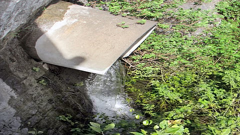 मायणी तलावाला गळती ; लाखो लिटर पाणी वाया