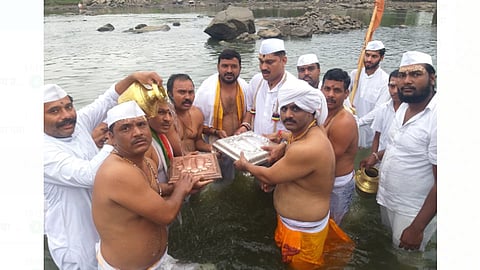 देहू- संत तुकाराम महाराजांच्या पादूकांना इंद्रायणी नदीत निरा नदीचे पाणी आणि इंद्रायणीचे पाणी यांनी अभिषेक करण्यात आला.