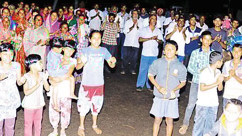 खटाव - गावातील एका गणपतीच्या आरतीसाठी असे ग्रामस्थ सकाळी आणि संध्याकाळी एकत्र येतात.