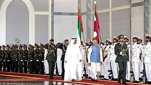 अबुधाबी - विमानतळावर पंतप्रधान नरेंद्र मोदी आणि शेख मोहम्मद बिन झायेद मानवंदना स्वीकारताना.