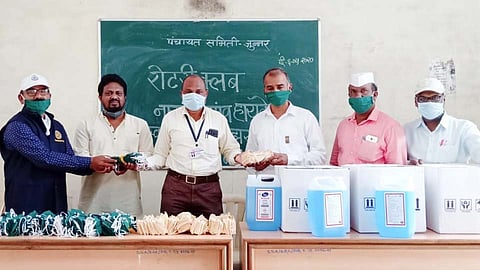जुन्नर तालुक्यातील शिक्षकांना रोटरी क्लबकडून मास्क, सॅनिटायझर वाटप