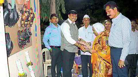 वाल्हेकरवाडी, चिंचवड - प्रकाश सोनवणे यांच्या पत्नीकडून पादत्राणे खरेदी करताना श्रीकांत भारतीय. या वेळी डावीकडून अमित गोरखे, सोनवणे व एकनाथ पवार.