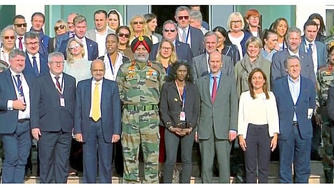 श्रीनगर - वरिष्ठ लष्करी अधिकाऱ्यांसमवेत युरोपीय महासंघाच्या संसद सदस्यांचे शिष्टमंडळ.