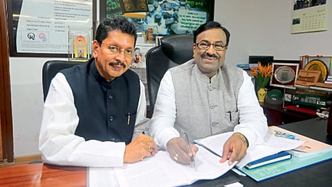 मुंबई - अर्थसंकल्पावर शेवटचा हात फिरविताना अर्थमंत्री सुधीर मुनगंटीवार आणि राज्यमंत्री दीपक केसरकर.