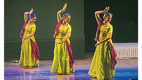 शकुंतला शेट्टी सभागृह, एरंडवणे - सूरस्पर्श कार्यक्रमात कथक नृत्य सादर करताना कलावंत.