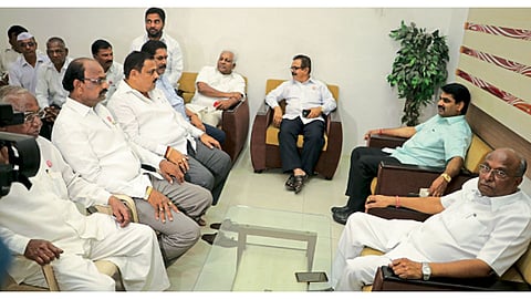 कोल्हापूर - येथे ऊसदरप्रश्‍नी साखर कारखानदार व स्वाभिमानी शेतकरी संघटनेच्या प्रतिनिधींची शनिवारी (ता. १०) बैठक झाली.
