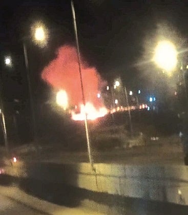 तामलवाडी (ता. तुळजापूर) : गॅस सिलेंडरची वाहतूक करणारा ट्रक उलटल्यानंतर सिलेंडरचा स्फोट झाला.