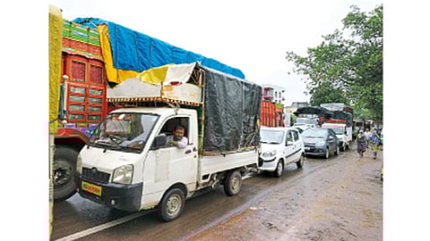 नारायणगाव - पुणे-नाशिक महामार्गावर लागलेल्या वाहनांच्या रांगा.