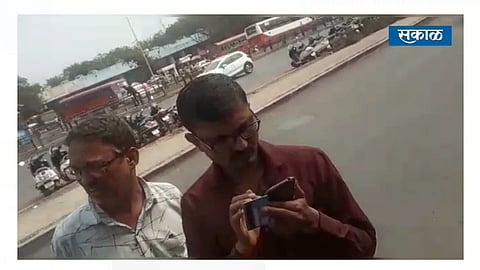 Penalty collection by contract worker in the absence of traffic police in Pune