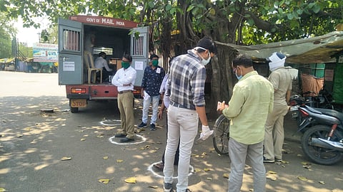 उमरेड :  संताजी जगनाडे चौकात उभे असलेले मोबाईल पोस्ट ऑफिस वाहन व उपस्थित अधिकारी आणि कर्मचारी. 