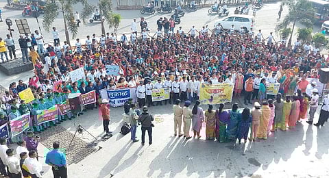 nirbhya human chain rally recognized by sakal media in kolhapur