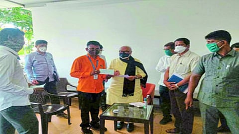येवला : पालकमंत्री छगन भुजबळ यांच्याकडून रविवारी मदतीचा धनादेश स्वीकारताना,