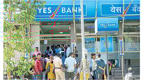 चिंचवड - येस बॅंकेत पैसे काढण्यासाठी नागरिकांनी केलेली गर्दी.