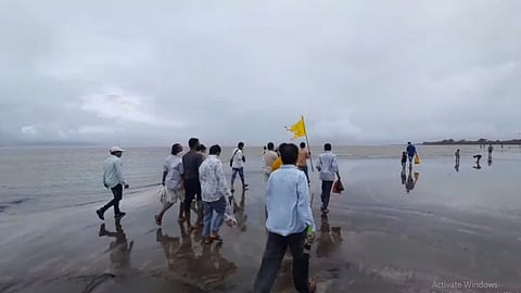 दर्या राजा मान ह्यो तुझा दरवर्षाचा... नारळीपुनवचा...घे सांभाळून घे लेकरांना...