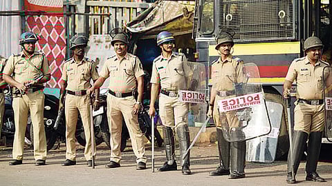 पोलिसांची पोलिसांवरच कारवाई! नक्की 'त्यांचं' काय चुकलं वाचा...