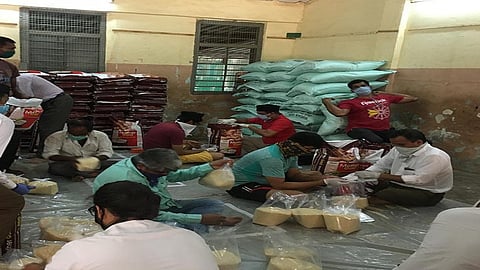 मुंबईकरांसाठी संघही सरसावला! 2000 कुटूंबांना शिधा वाटप
