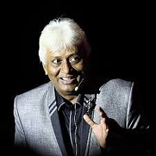 या कठिण काळातही वैद्यकिय कर्मचाऱ्यांच्या चेहऱ्यावर हा अवलीया हसू फुुलवतोय