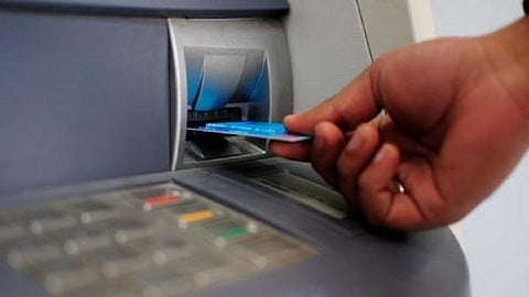 मदत करण्याच्या बहाण्याने ते एटीएममध्ये शिरायचे आणि...