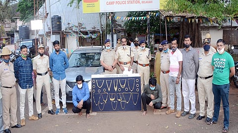 two arrested in Kolhapur thief Deputy Commissioner of Police c. R. Nilgar at the press conference