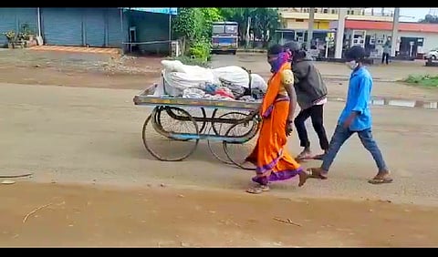 wife carried the body from the cart and performed the funeral rites on husband