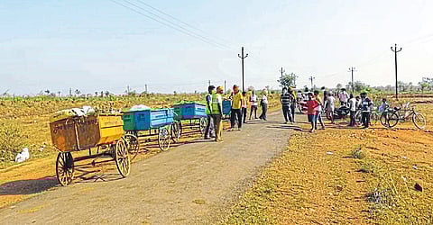 लाखांदूर : जिरोबा वस्तीतील नागरिकांनी अडविलेल्या घंटागाड्या.