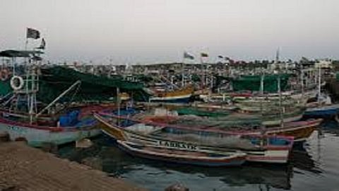the boats are standing in mirkwada port due to scarcity fishermen in ratnagiri
