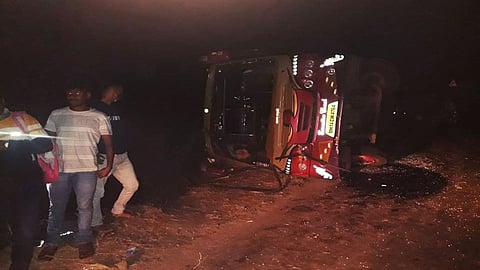 वाई-पसरणी घाटात बस उलटून चाकणचे पंधरा प्रवासी जखमी