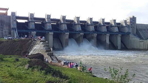 चौराई ः पेंच नदीवरील धरणाचे दोन दरवाजे उघडून सोडण्यात आलेले पाणी. 