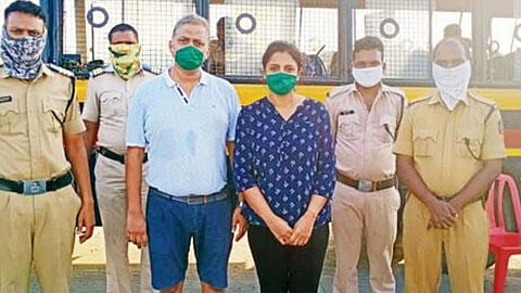 याला म्हणतात माणुसकी, म्हणून पोलिसांनी ही केला 'या' दाम्पत्याला सलाम