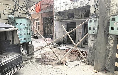 कोरोनाचे रुग्ण असूनही प्रतिबंधात्मक क्षेत्र हद्दपार ! 