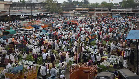 सोशल डिंस्टसला केराची टोपली...बाजार समितीत भाजीपाला लिलावासाठी गर्दी 