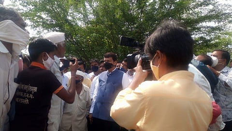 बाधित झालेल्या शेतकऱ्यांना सरकारने तातडीने मदत करावी : फडवणीस