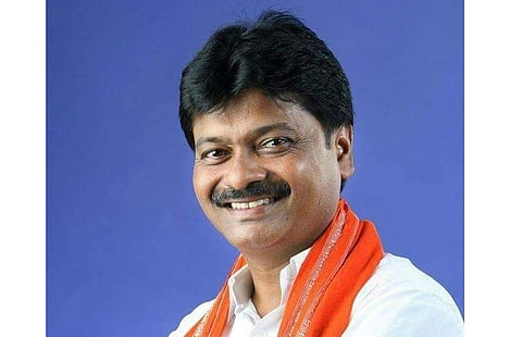 FIR filed against shivsena worker santosh dhawale in insurance company manager beaten case yavatmal
