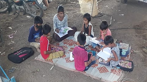 औरंगाबाद - गाजरमळा येथील वस्तीशाळेच्यावतीने शेडमध्ये देण्यात येत असलेले विद्यार्थ्यांना शिक्षण