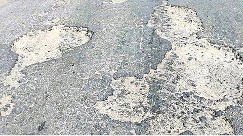 Pethnaka - Islampur road becomes a death trap; Large potholes on the road: Accidents happen every day