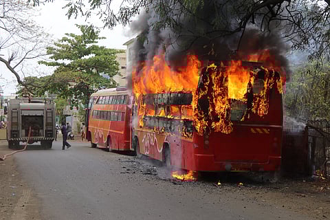 Fire to the trawlers standing behind the petrol pump in akola marathi news