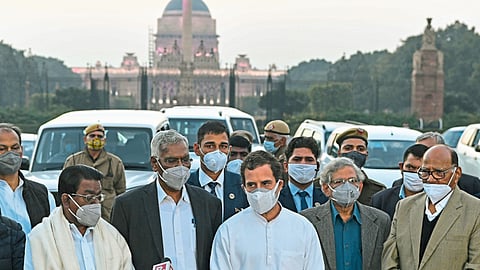 अन्नदाता शेतकरी रस्त्यावर का?; विरोधकांचा सरकारला सवाल