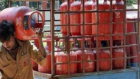 Akola Washim News No gas connection, no card, still get subsidy