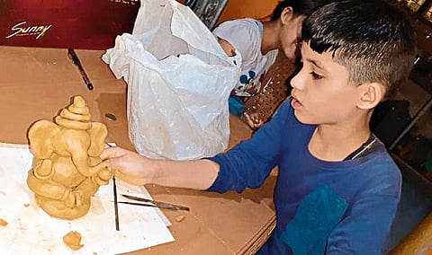  गडचिरोली : गणेशमूर्ती घडविताना देवदत्त शंकरपुरे. 