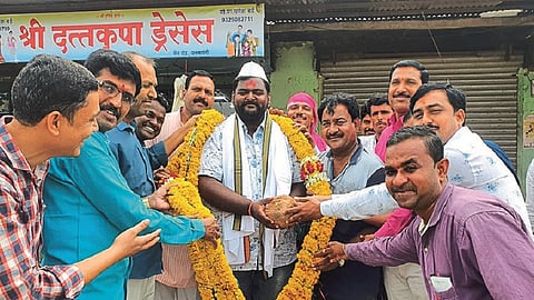 घनसावंगी :  विक्रम देशमुख यांचा सत्कार करताना व्यापारी.