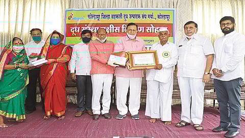 gokul shree award distributed to winners today with the chairperson ravindra apte in kolhapur