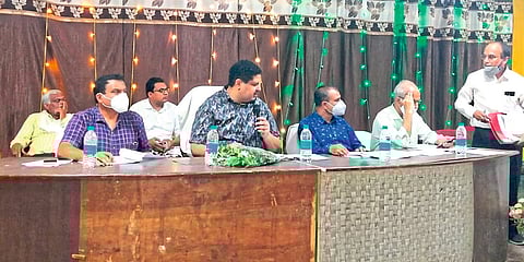 गोंदिया : आढावा बैठकीत बोलताना आमदार विनोद अग्रवाल.