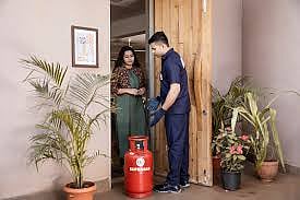 सिलेंडर होम डिलिव्हरीचा चार्ज घेतला तर वितरकांवर होणार कारवाई   