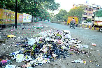 जळगावत पून्हा होणार कचरा कोंडी; वेतनाअभावी सफाई कामगारांचे ‘कामबंद’ 