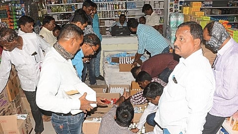 जालना : दुकानात बनावट सॅनिटायझरबाबत झाडाझडती घेताना पथक.