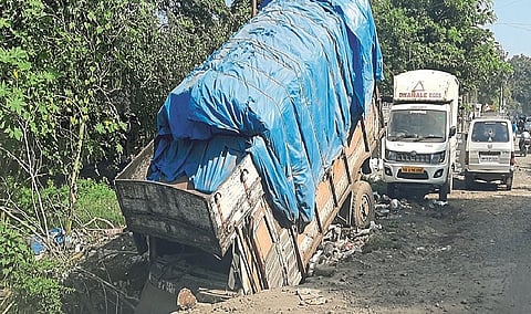 खडकवासला येथे धोकादायक अवस्थेत ट्रक 